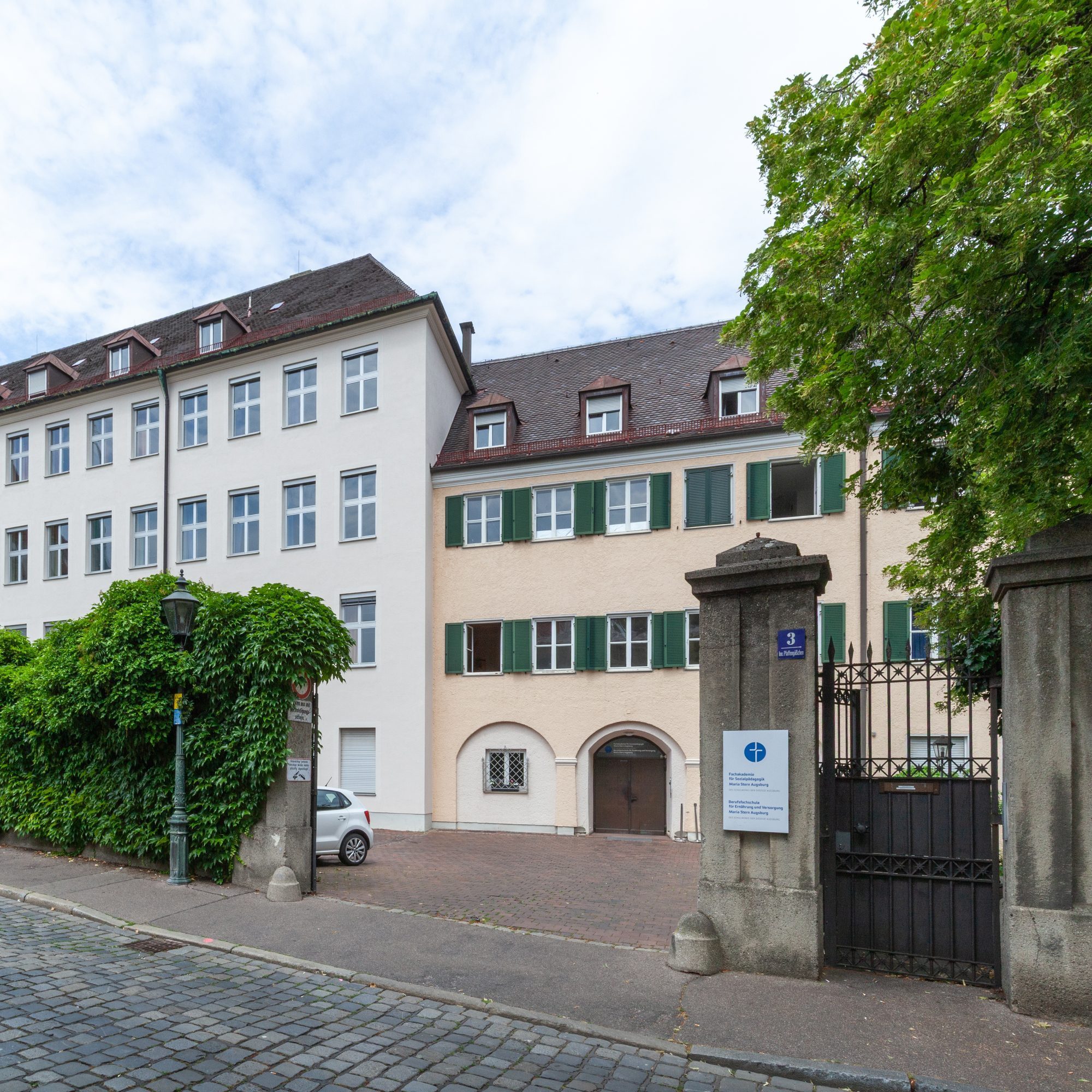 Eingang der Akademie Maria Stern am Inneren Pfaffengäßchen in Augsburg